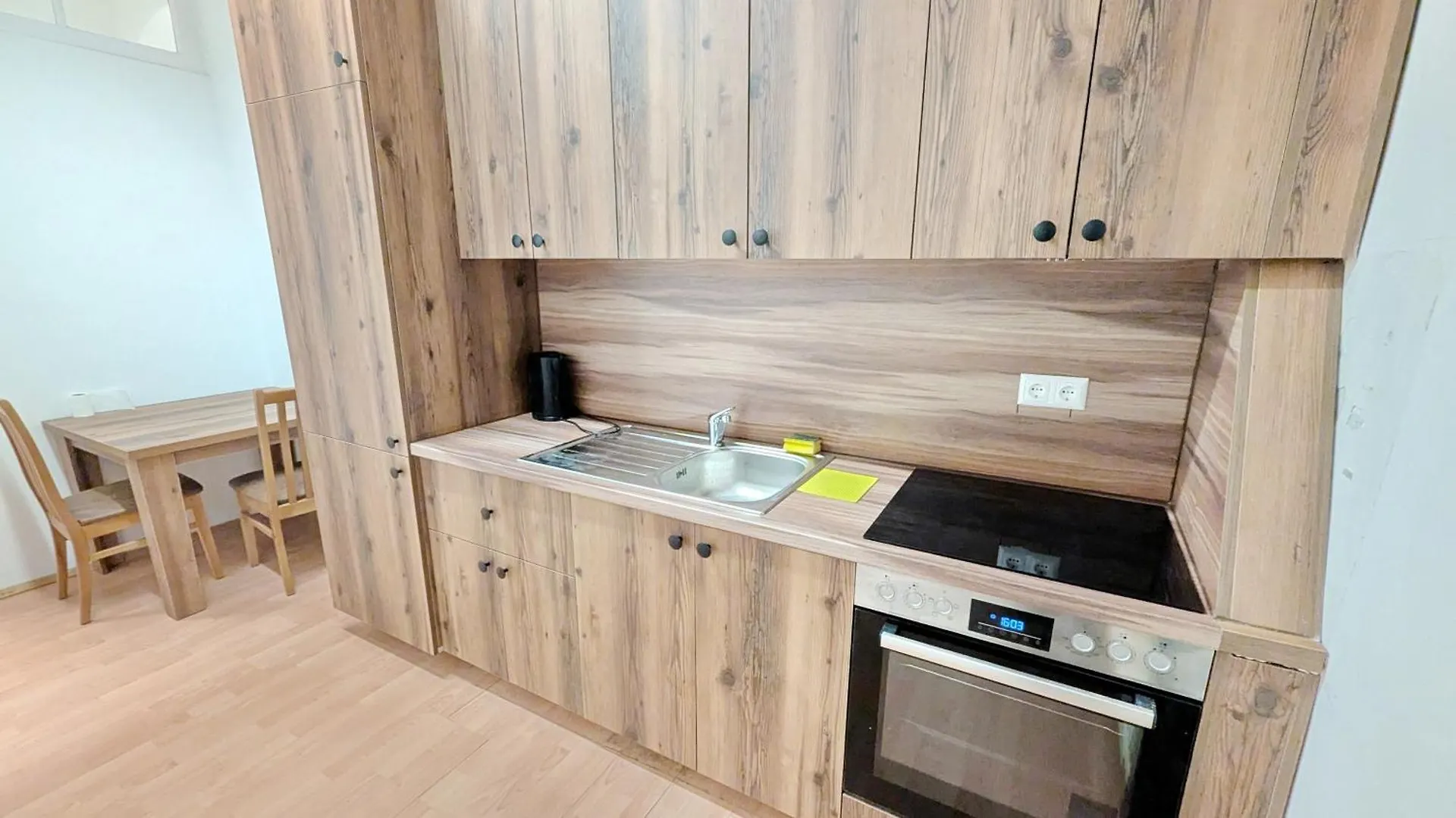 Spacious Rooms - 15 Min From Airport & City Center, 5 Min From Vienna Main-Bus Station Ez8 Homestay